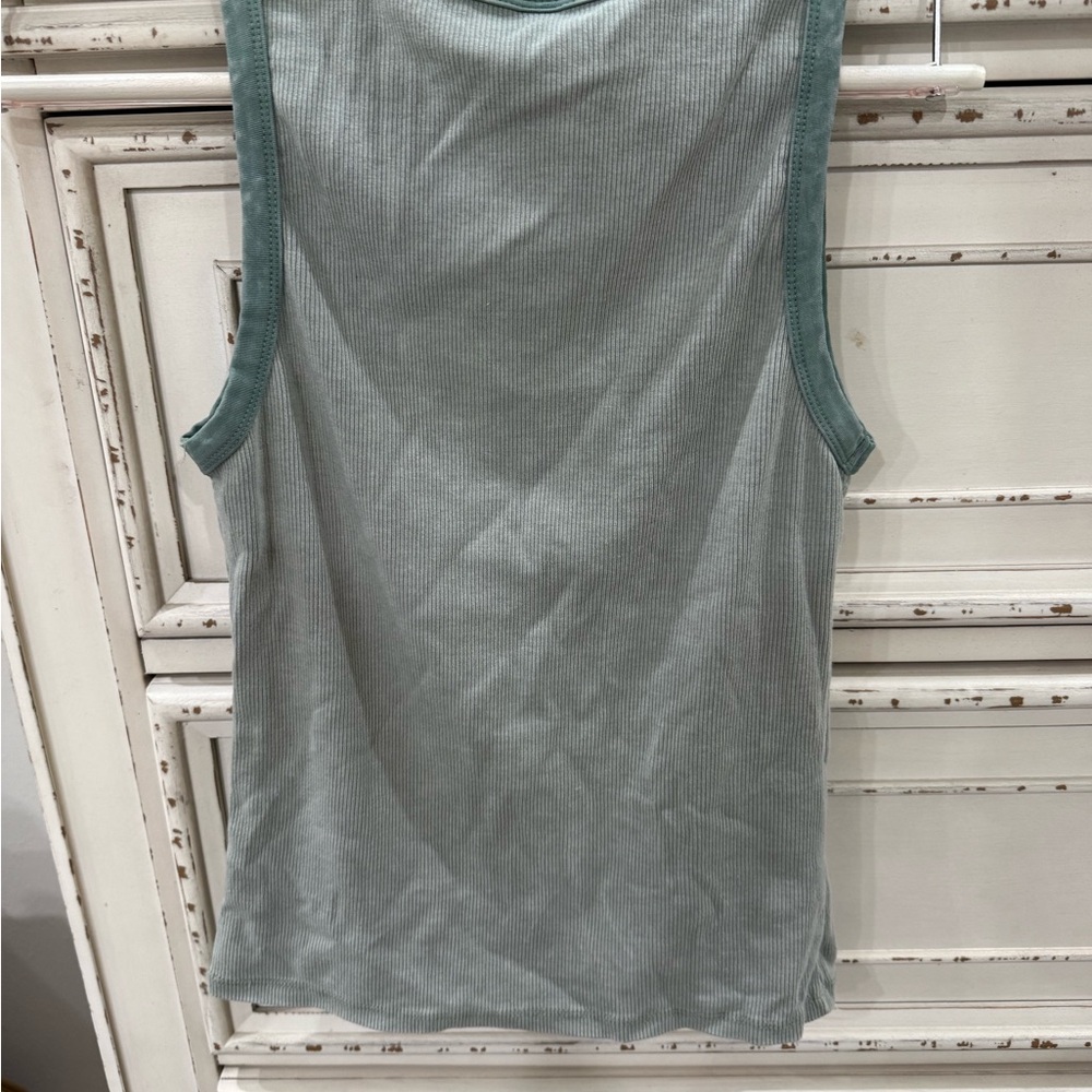 Fun basic tank top - Picture 2 of 3